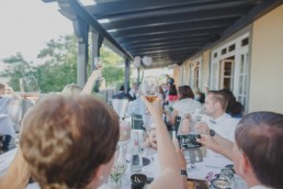 Anstoßen auf die Weingut Hochzeit in Würzburg von Hochzeitsfotografin Conny Schöffmann Photography