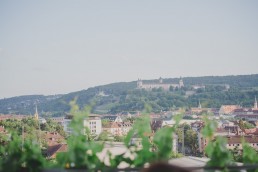 Weingut Hochzeit in Würzburg mit Aussicht über die Stadt Würzburg fotografiert von Hochzeitsfotografin Conny Schöffmann Photography