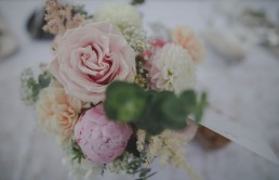 Blumen und Tischdekoration der Weingut Hochzeit in Würzburg von Conny Schöffmann Photography