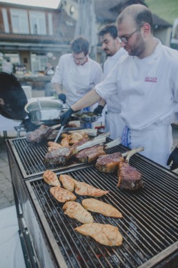 Weingut Hochzeit im Freien mit Barbecue und Grillen, fotografiert von Hochzeitsfotograf Conny Schöffmann Photography