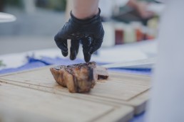 Grillbuffet und BBQ bei Weingut Hochzeit im Freien von Hochzeitsfotograf Conny Schöffmann Photography