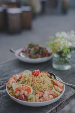 Essen und Grillbuffet der Weingut Hochzeit Würzburg, fotografiert von Hochzeitsfotograf Conny Schöffmann Photography