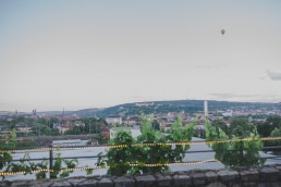 Ausblick über Würzburg mit Heißluftballon im Sonnenuntergang bei der Weingut Hochzeit Würzburg