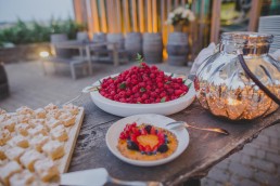 Snack und Kuchen Buffet der Weingut Hochzeit Würzburg, Hochzeitsfotograf Conny Schöffmann Photography