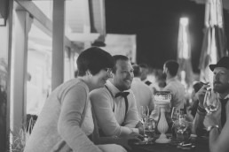 Gäste am Abend der Weingut Hochzeit in Würzburg, Hochzeitsfotograf Conny Schöffmann Photography