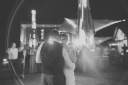 Erster Tanz des Brautpaars bei ihrer Weingut Hochzeit über Würzburg, Brautpaarfoto von Hochzeitsfotograf Conny Schöffmann Photography