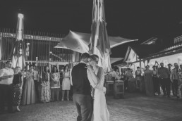 Schwarz Weiß Foto der Weingut Hochzeit Würzburg von Hochzeitsfotograf Conny Schöffmann Photography