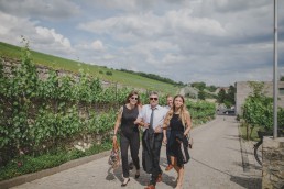 Gäste auf dem Weg zur Weingut Hochzeit mit Conny Schöffmann Photography