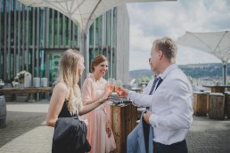 Sektempfang bei der Weingut Hochzeit in Würzburg von Hochzeitsfotografin Conny Schöffmann Photography