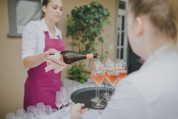 Sektempfang bei Weingut am Stein in Würzburg, fotografiert bei der Weingut Hochzeit von Conny Schöffmann Photography