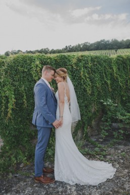 Brautpaarfotos in den Weinbergen bei Weingut Hochzeit von Hochzeitsfotograf Conny Schöffmann Photography