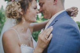 Hochzeitsfotograf in Würzburg, Conny Schöffmann Photography, mit Brautpaar in den Weinbergen bei Weingut Hochzeit auf Wein am Stein