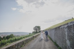 Brautpaarfotos im Sonnenuntergang von Hochzeitsfotograf Conny Schöffmann Photography bei der Weingut Hochzeit Würzburg