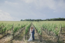 Brautpaarfotos in den Weinbergen bei der Weingut Hochzeit von Hochzeitsfotograf Conny Schöffmann Photography