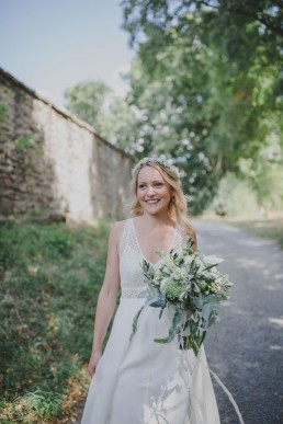 Natürliche Braut steht im Freien bei einer Hochzeit in einer Ruine festgehalten von Hochzeitsfotografin Conny Schöffmann Photography, Würzburg