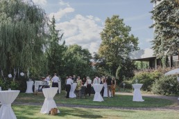 Lockerer Sektempfang unter freiem Himmel in Würzburg fotografiert von Würzburger Hochzeitsfotografin Conny Schöffmann Photography