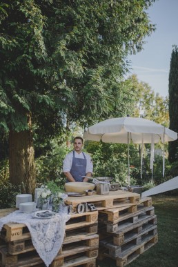 Natürlich arrangiertes Catering unter freiem Himmel auf einer Zelthochzeit in Würzburg fotografiert von Würzburger Hochzeitsfotografin Conny Schöffmann Photography