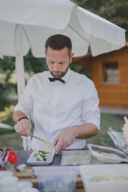 Caterer bereitet das Buffet im Freien vor fotografiert von Hochzeitsfotografin Conny Schöffmann Photography aus Würzburg