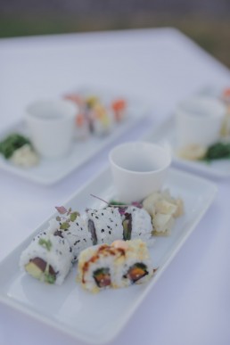 Natürlich arrangiertes Sushi einer Ruinenhochzeit unter freiem Himmel