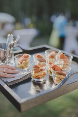 Leckere Vorspeise einer Ruinenhochzeit im Freien fotografiert von Hochzeitsfotografin Conny Schöffmann Photography, Würzburg