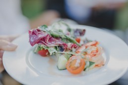 Natürlicher Vorspeisensalat einer Zelthochzeit in Würzburg festgehalten von Hochzeitsfotografin Conny Schöffmann Photography aus Würzburg