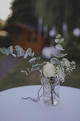 Schlichte und natürliche Tischdekoration einer Ruinenhochzeit in Freiem fotografiert von Hochzeitsfotografin Conny Schöffmann Photography aus Würzburg