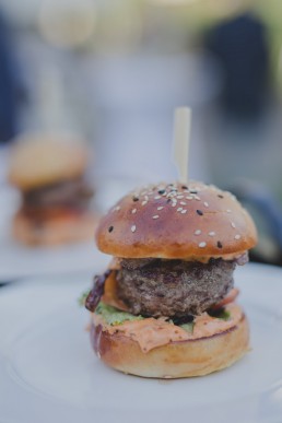 Leckere Burger einer Zelthochzeit in Würzburg fotografiert von Hochzeitsfotografin Conny Schöffmann Photography aus Würzburg