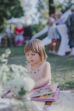 Kleine Gäste spielen im Freien auf einer Zelthochzeit in Würzburg festgehalten von Hochzeitsfotografin Conny Schöffmann Photography aus Würzburg