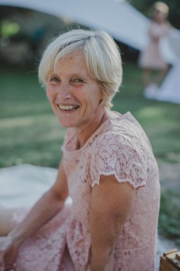 Gast einer Ruinenhochzeit in Würzburg lacht entspannt in die Kamera festgehalten von Hochzeitsfotografin Conny Schöffmann Photography, Würzburg