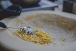 Frisch zubereitete Spaghetti einer Ruinenhochzeit in Würzburg festgehalten von Hochzeitsfotografin Conny Schöffmann Photography, Würzburg