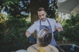 Caterer bereitet unter freiem Himmel das Buffet einer Zelthochzeit in Würzburg vor festgehalten von Hochzeitsfotografin Conny Schöffmann Photography, Würzburg