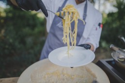 Caterer teilt im Freien das Essen an die Gäste aus festgehalten von Hochzeitsfotografin Conny Schöffmann Photography, Würzburg