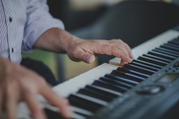 Stimmungsvolle Live-Musik auf einer Ruinenhochzeit in Würzburg fotografiert von Würzburger Hochzeitsfotografin Conny Schöffmann Photography