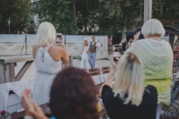 Gäste fotografieren stimmungsvoll das glückliche Brautpaar unter freiem Himmel festgehalten von Hochzeitsfotografin Conny Schöffmann Photography, Würzburg