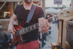 Stimmungsvolle Live-Musik eines Gitarristen unter freiem Himmel in Würzburg festgehalten von Hochzeitsfotografin Conny Schöffmann Photography, Würzburg