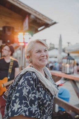 Natürlich strahlender Gast einer Ruinenhochzeit in Würzburg festgehalten von Hochzeitsfotografin Conny Schöffmann Photography, Würzburg