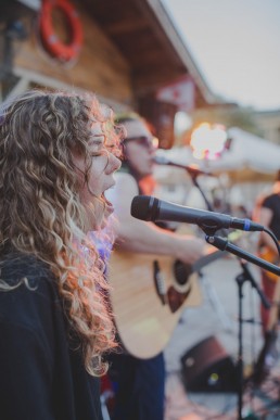 Sängerin einer Liveband singt stimmungsvoll auf einer Zelthochzeit in Würzburg festgehalten von Hochzeitsfotografin Conny Schöffmann Photography, Würzburg