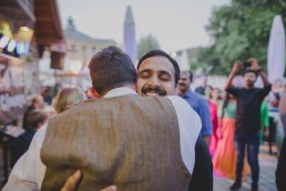 Bräutigam umarmt emotional einen Gast unter freiem Himmel fotografiert von Würzburger Hochzeitsfotografin Conny Schöffmann Photography