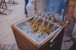 Eisgekühltes Bier einer Stadtstrandhochzeit in Würzburg festgehalten von Hochzeitsfotografin Conny Schöffmann Photography, Würzburg