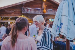 Glücklich strahlende Gäste einer Ruinenhochzeit in Würzburg festgehalten von Hochzeitsfotografin Conny Schöffmann Photography, Würzburg