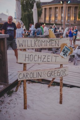 Natürliches Willkommensschild im Freien einer Stadtstrandhochzeit in Würzburg fotografiert von Würzburger Hochzeitsfotografin Conny Schöffmann Photography