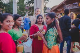 Glückliche Gäste trinken entspannt Limonade auf einer Stadtstrandhochzeit unter freiem Himmel festgehalten von Hochzeitsfotografin Conny Schöffmann Photography, Würzburg