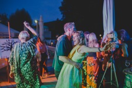 Ausgelassene Gäste tanzen unter freiem Himmel einer Ruinenhochzeit in Würzburg festgehalten von Hochzeitsfotografin Conny Schöffmann Photography, Würzburg