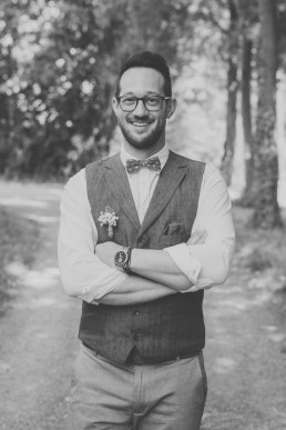 Bräutigam strahlt bei dem First Look einer outdoor Ruinenhochzeit in die Kamera festgehalten von Hochzeitsfotografin Conny Schöffmann Photography aus Würzburg