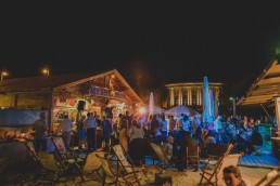 Ausgelassene Partystimmung auf einer Stadtstrandhochzeit unter freiem Himmel festgehalten von Hochzeitsfotografin Conny Schöffmann Photography aus Würzburg