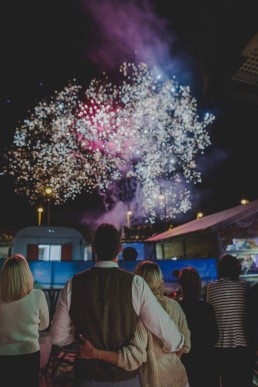 Atemberaubendes Feuerwerk auf einer Stadtstrandhochzeit in Würzburg festgehalten von Hochzeitsfotografin Conny Schöffmann Photography, Würzburg