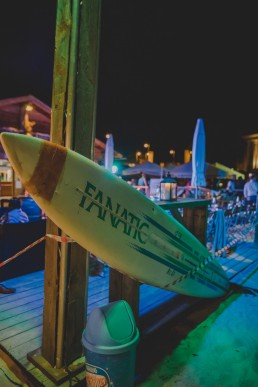 Stimmungsvolle Surfboard Dekoration einer Stadtstrandhochzeit im Freien festgehalten von Hochzeitsfotografin Conny Schöffmann Photography, Würzburg