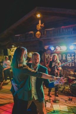 Ausgelassenes Tanzen der Partygäste zur Live-Musik unter freiem Himmel fotografiert von Hochzeitsfotografin Conny Schöffmann Photography, Würzburg