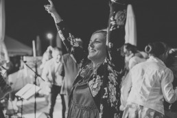 Ausgelassender Gast in Partystimmung unter freiem Himmel festgehalten von Hochzeitsfotografin Conny Schöffmann Photography aus Würzburg