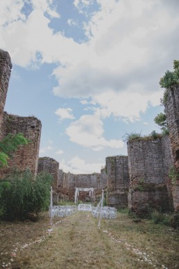 Freie Trauung in einer Ruine otografiert von Hochzeitsfotografin Conny Schöffmann Photography aus Würzburg